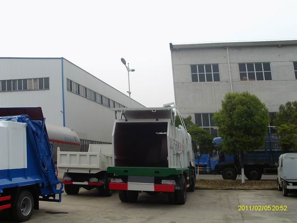 麗江-臨滄哪里有賣密封式垃圾車廠家 擺臂式垃圾車直銷 急購(gòu)垃圾車