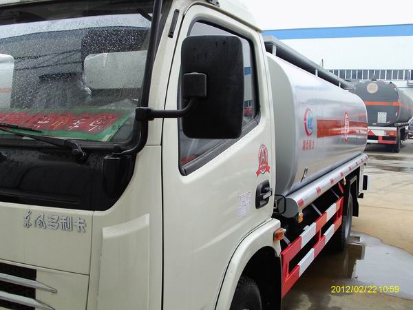 東風天錦豪華駕駛室的運油車價格 東風天龍稅控加油車的廠家