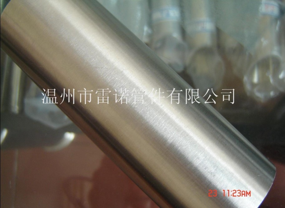 衛(wèi)生級不銹鋼薄壁管內(nèi)表面采用垂直線狀態(tài)拋光，與液體流向相同