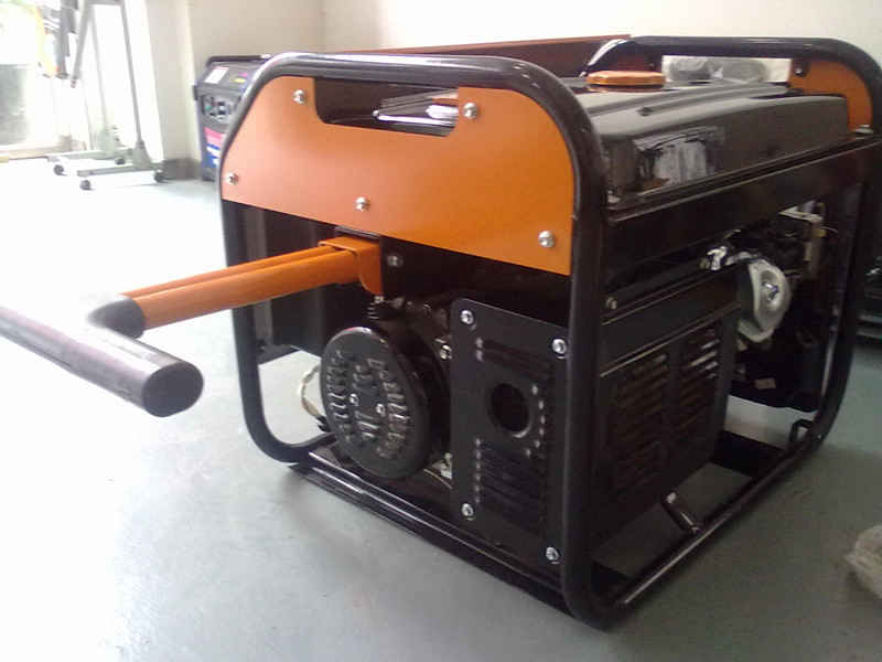 汽油發(fā)電機(jī) 7千瓦單相汽油發(fā)電機(jī) 電啟動(dòng)汽油發(fā)電機(jī)送電瓶