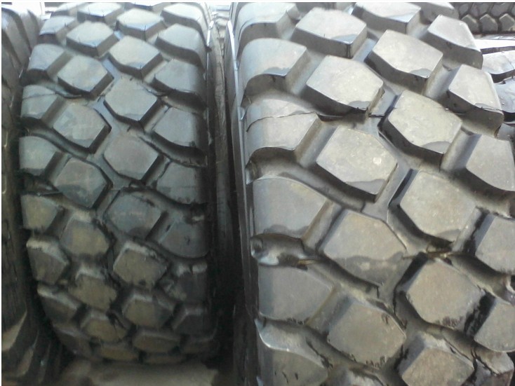 山東鴻鑫宇廠家批發(fā)工程機(jī)械輪胎23.5R25加厚耐磨塊狀輪胎配套鋼圈