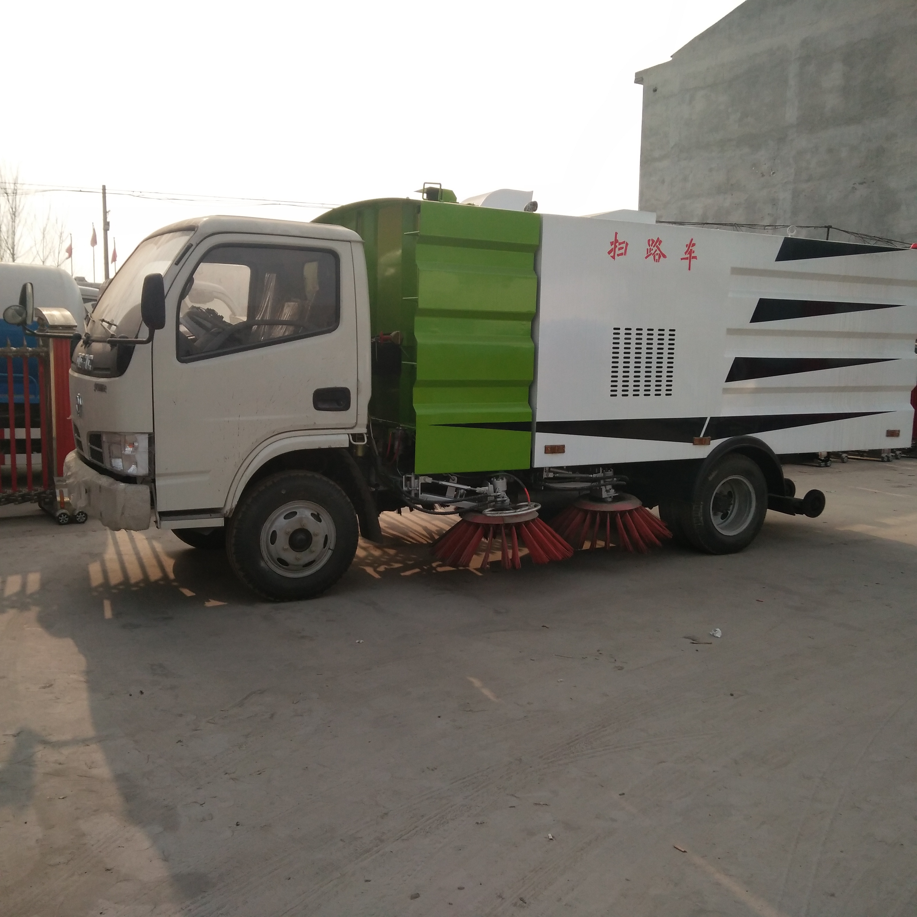 市政綠化掃路車(chē)多少錢(qián)一輛掃路車(chē)價(jià)格掃路車(chē)廠(chǎng)家多功能灑水吸塵車(chē)