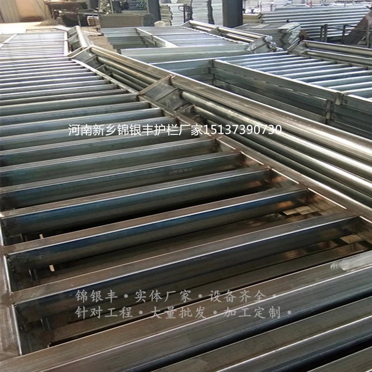 道路隔離護(hù)欄 道路交通護(hù)欄價(jià)格市政交通護(hù)欄批發(fā)道路交通護(hù)欄廠家- 河南新鄉(xiāng)錦銀豐