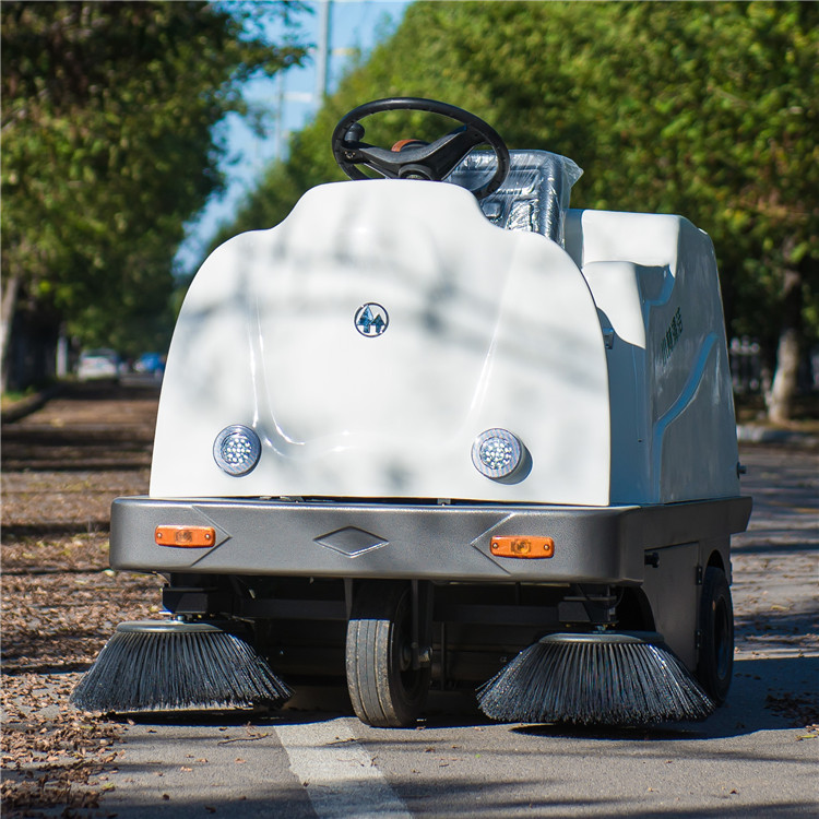 小林牌XLS-1350電動掃地車工廠室內地面粉塵清掃環(huán)保設備