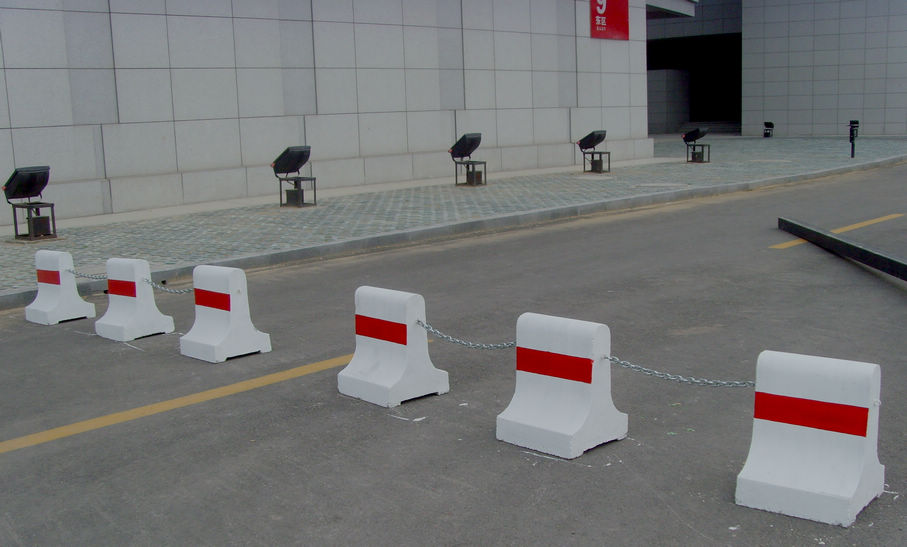 道路隔離墩，東莞水泥防撞墩批發(fā)， 惠州道路水泥墩廠家，深圳水泥墩