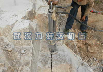 劈裂機(jī)聯(lián)手破碎錘快速破除井樁基坑巖石