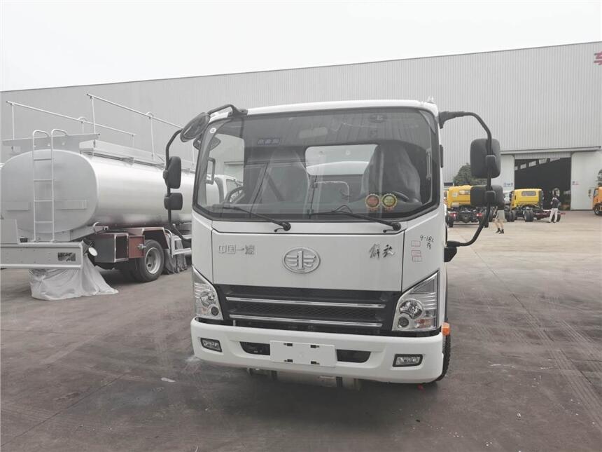 大連國三運(yùn)油車廠家現(xiàn)車自提