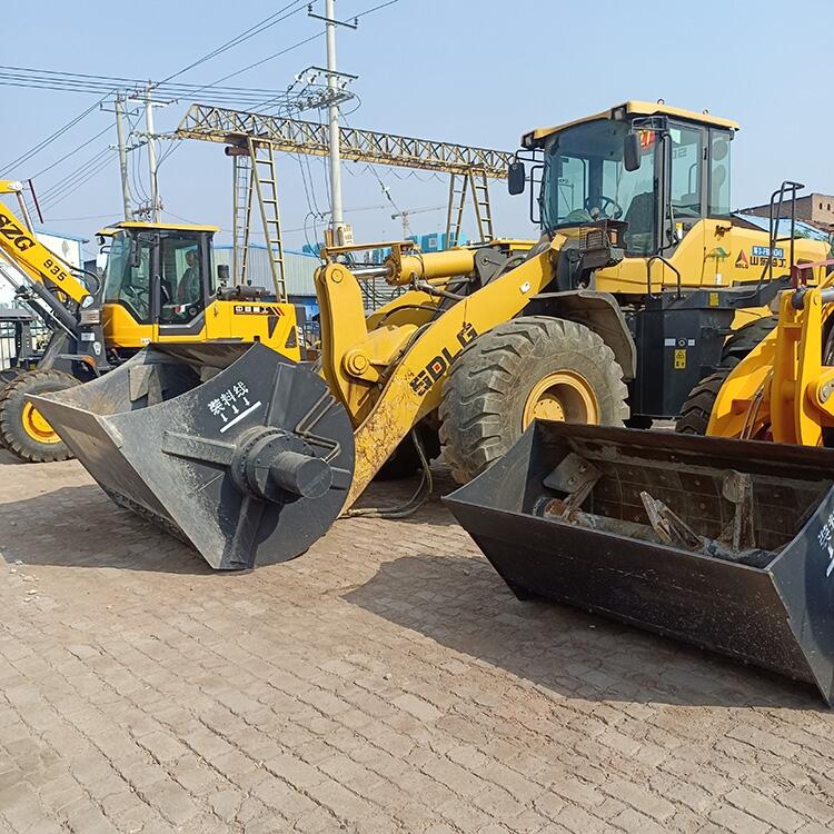 鏟車式移動(dòng)攪拌機(jī)操作視頻 鏟斗攪拌沙石料鏟斗圖片