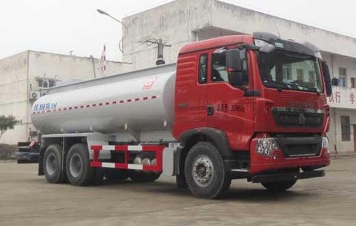 重汽豪沃國六后雙橋供液車,非?；愤\輸車