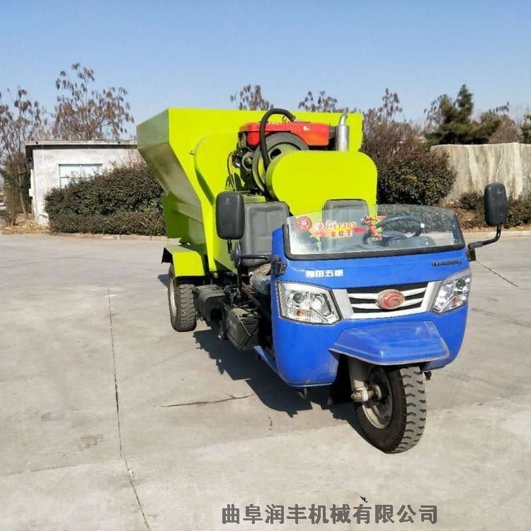 柴油型號撒草車 喂牛吃草喂料車設備 自走式自動喂料車