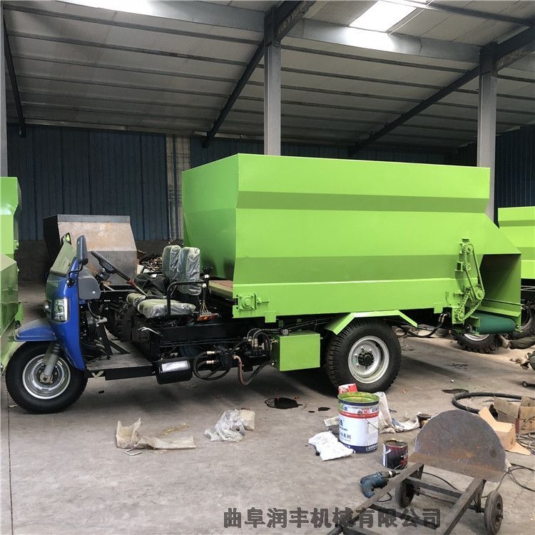 養(yǎng)牛喂料柴油撒草機 牛羊養(yǎng)殖撒料車圖片 牛場撒料車廠家