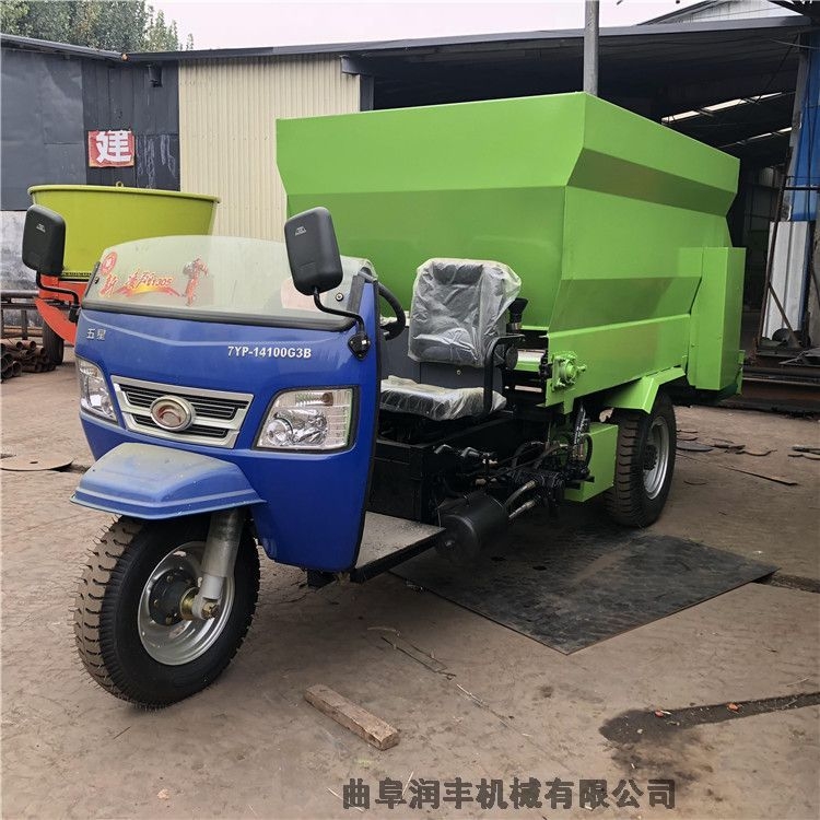 小型牛羊電動(dòng)撒草機(jī) 養(yǎng)殖用喂草車圖片 多功能喂料車