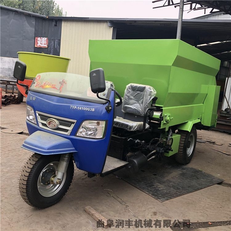 自動(dòng)拌料喂料車圖片 牛羊場(chǎng)投食車 牧場(chǎng)電動(dòng)拋草撒料車