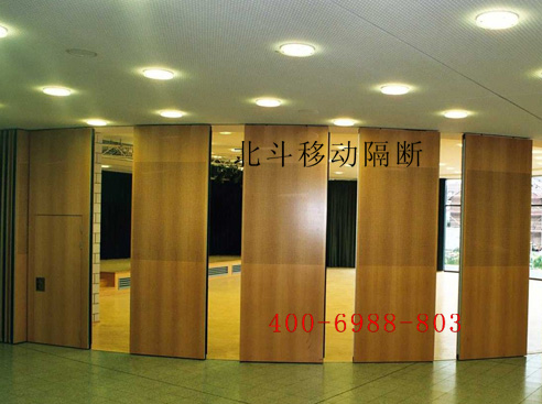 安徽專業(yè)生產(chǎn)移動隔斷、酒店隔斷、會議室屏風隔斷廠家—北斗移動隔斷