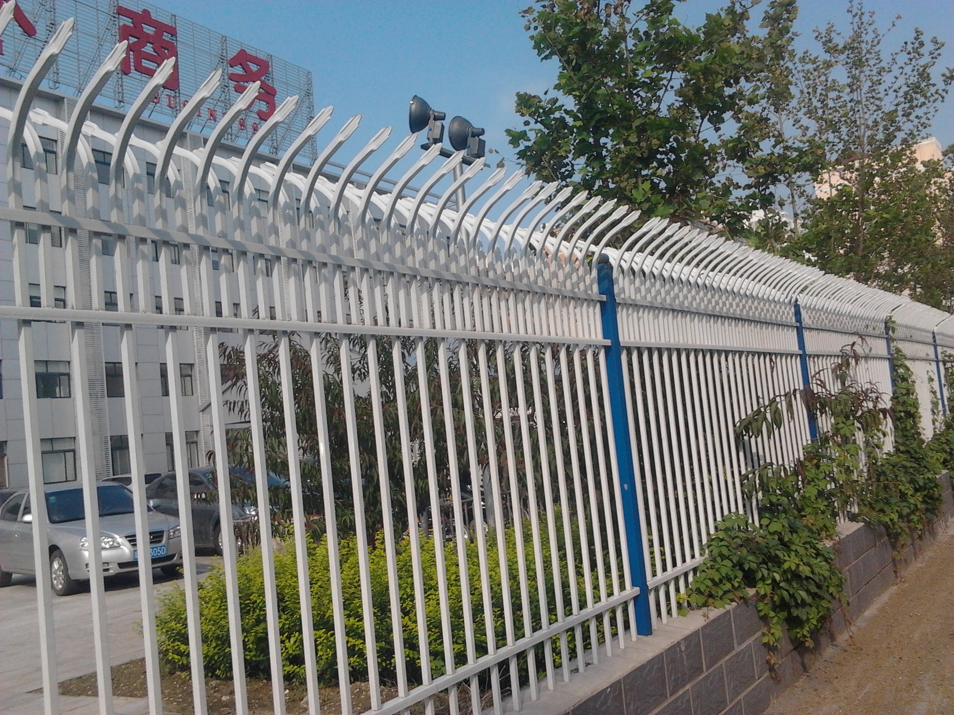 小區(qū)鋅鋼護欄網鐵藝圍欄草坪柵欄欄桿戶外別墅庭院工廠圍墻防護欄