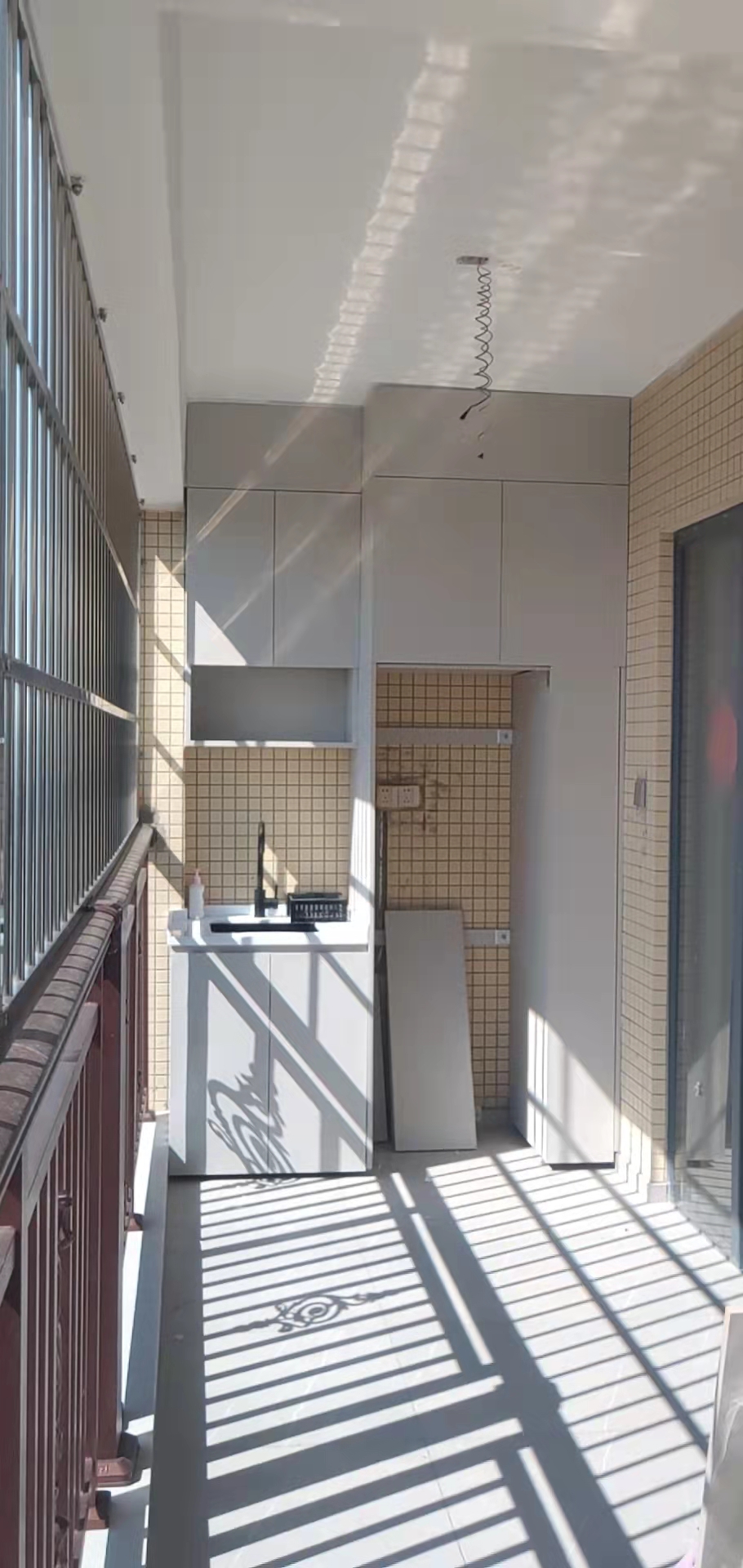 陽臺(tái)柜定制陽臺(tái)置物柜收納儲(chǔ)物柜雙機(jī)疊放洗衣臺(tái)切角源頭工廠